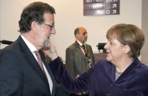 GRA275 BRUSELAS 17 12 2015 - El Presidente del Gobierno espanol Mariano Rajoy Brey saluda a la Canciller de Alemana Angela Merkel quien se ha interesado por la agresion de ayer en Pontevedra hoy antes de la cumbre de la Union Europea celebrada en Bruselas EFE Horst Wagner