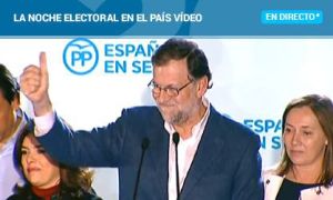 Rajoy en el balcón de la sede del PP celebra la victoria el 20-D.
